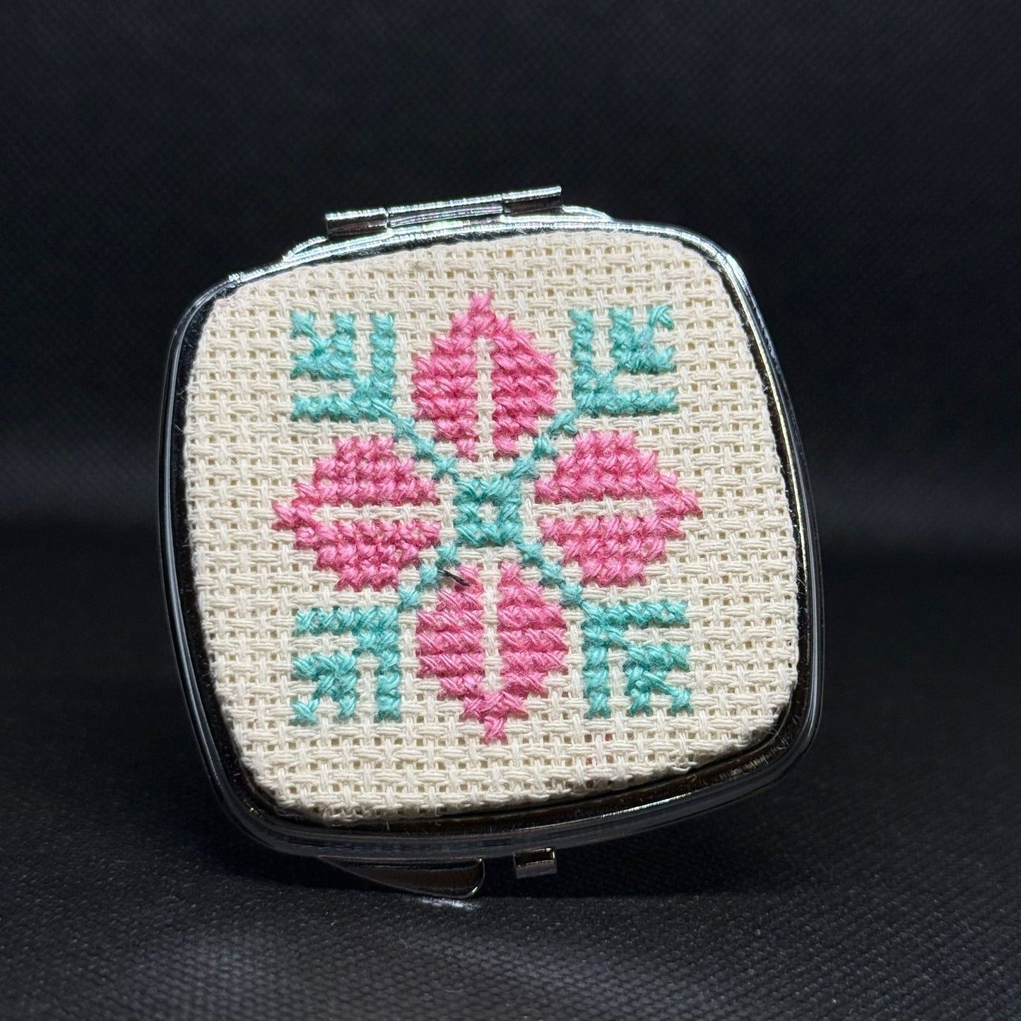 Palestinian Tatreez Compact Mirror – Handcrafted | 100% Handmade | Authentic Design