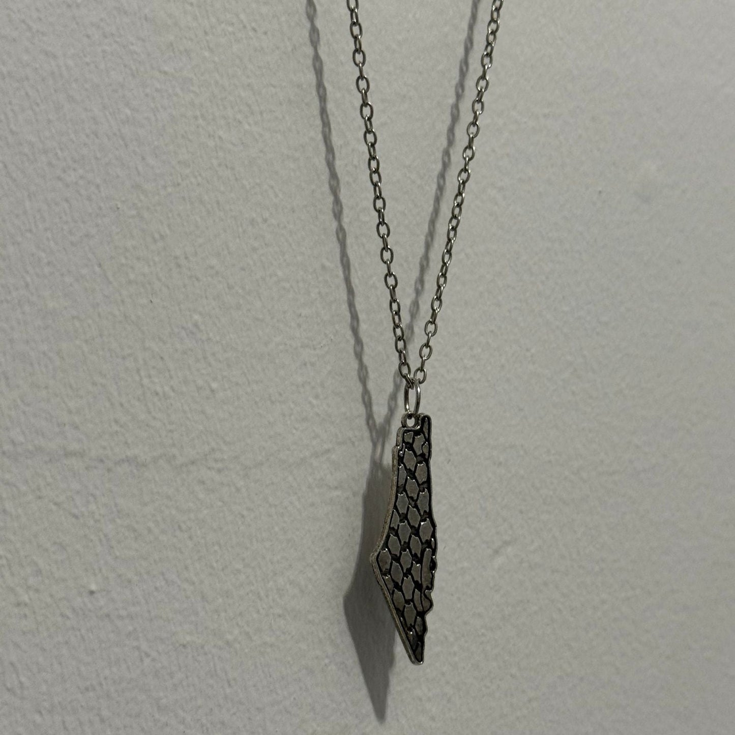 Keffiyeh-Engraved Palestine Map Necklace – Silver