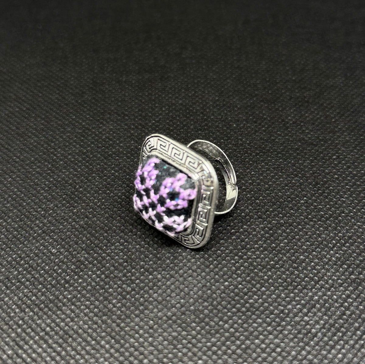 Bague Carrée Broderie Tatreez Argentée – Violet