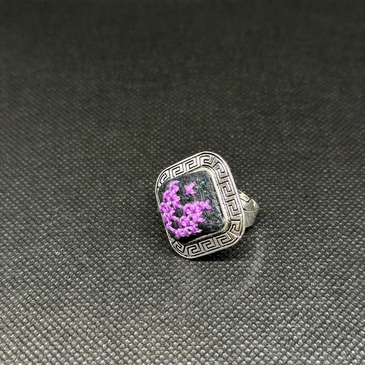 Bague rectangulaire brodée Tatreez argentée – Violet