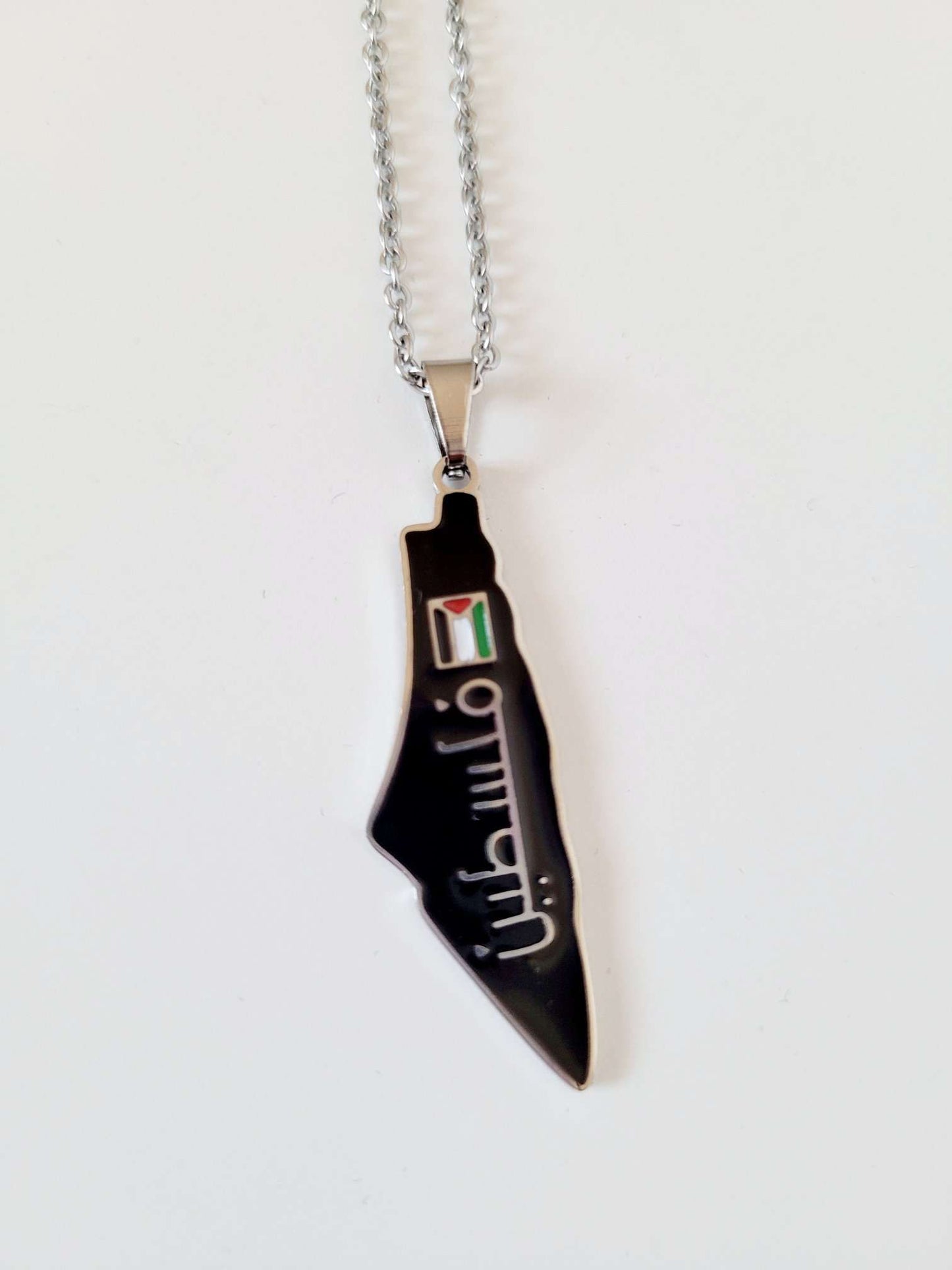 Palestinian Map Necklace – Black Enamel with Flag | Stainless Steel | “فلسطين” Engraving