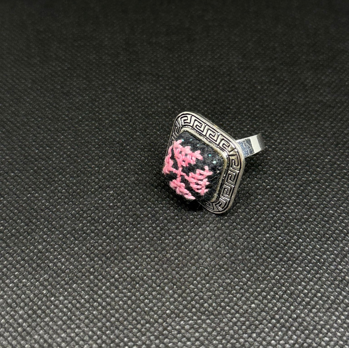 Bague carrée brodée Tatreez argentée – Rose