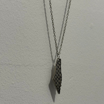 Keffiyeh-Engraved Palestine Map Necklace – Silver